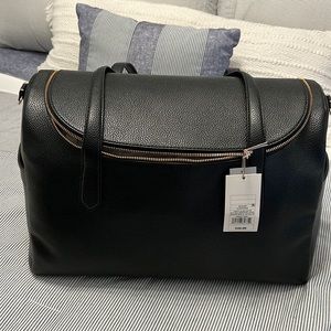This a a great travel carry on for the person on the go!